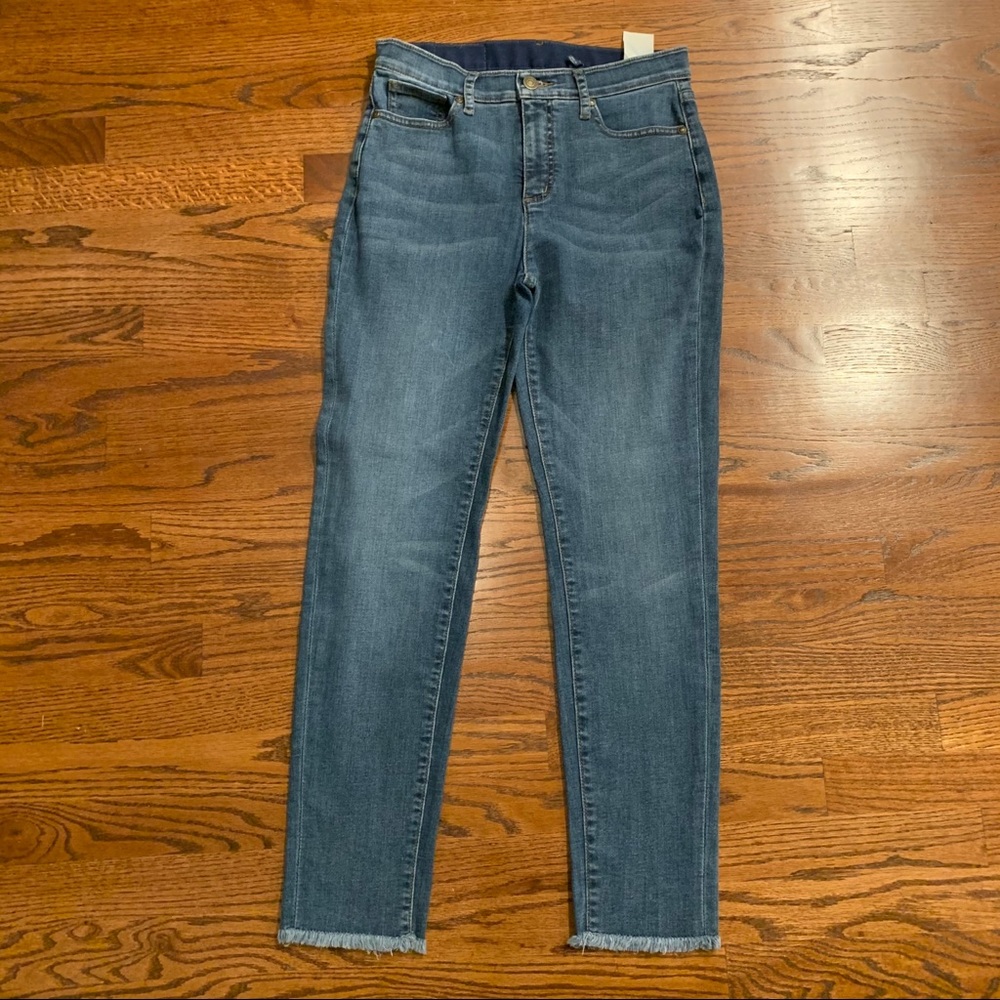 Like New True Denim Frayed Hem Ankle Jeans